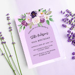 Violett-violette Blumen Grünbogen Geburtstag Einladungspostkarte<br><div class="desc">Violett,  lavendelfarbener Hintergrund und Bogenrahmen. Die Einrichtung ist mit violetten und lila Blume und Pflanzen in Aquarellen gestaltet. Personalisieren Sie Ihren Namen und Ihre Party-Daten und fügen Sie diese hinzu.</div>