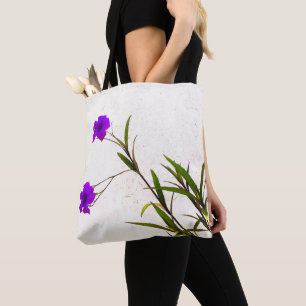Violette Blumen in der Brise