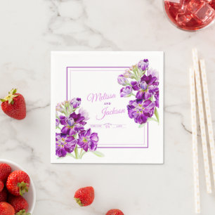 Violette Hochzeitsblumen auf weiß Serviette