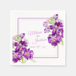 Violette Hochzeitsblumen auf weiß Serviette