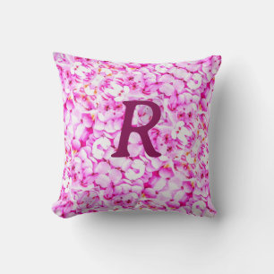 Violette Hortensie vor dunklem Hintergrund Kissen