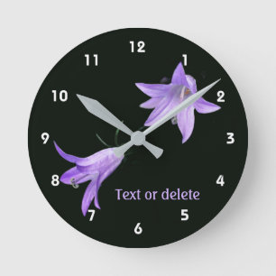 Violette Lilien-Wildblumen-Blumenpersonalisation  Runde Wanduhr