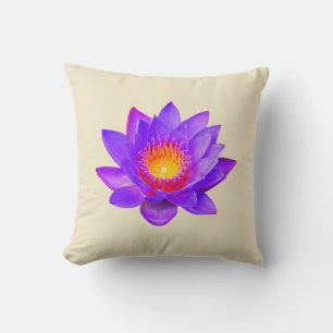 Violette Lotusblume auf hellem champagnerfarbenem  Kissen