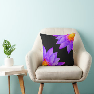 Violette Lotusblumen auf Schwarz Kissen