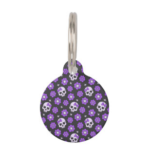 Violette Schädel und Blumen Haustiermarke