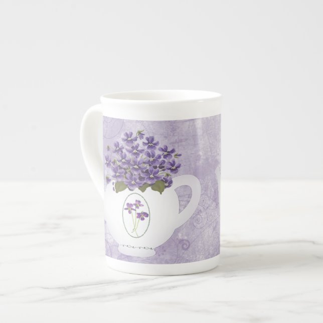 Violetten in der Teapot-China Tasse (Vorderseite Links)