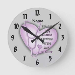 Violettes Herz RN Krankenschwester Runde Wanduhr