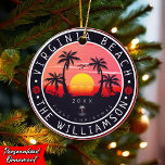 Virginia Beach USA Retro Sunset Souvenirs 80er Keramik Ornament<br><div class="desc">Dieses Retro Virginia Beach von Virginia Staat Vintages Design ist ein tolles Weihnachts- oder Geburtstagsgeschenk für Fans von Virginia Beach. Das Retro Sommercamp ist ein perfektes Geschenk für Reisende und Liebhaber von tropischen Reisezielen. - " Sie können diese Vorlage anpassen und ändern, indem Sie die darin enthaltenen Texte anpassen, ändern...</div>