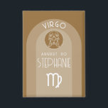 Virgo Custom Birthday Zodiac - Modernes Design Button<br><div class="desc">Personalisieren Sie diese Schaltfläche mit einem Geburtstag und Namen. Ein maßgeschneidertes Design mit dem Tierkreiszeichen - Virgo - plus Persönlichkeitsmerkmalen, Informationen und Konstellation. Personalisieren Sie diese Geburtstagskandle mit einem Geburtstag und Namen. Ein individuelles Geburtstagsdesign mit dem Tierkreiszeichen - Virgo - plus Persönlichkeitsmerkmalen, Informationen und Konstellation. Eine warme, braune Farbe, die...</div>