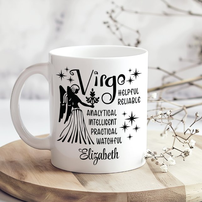 Virgo Zodiac Horoscope Individuelle Name Kaffeetasse (Virgo Zodiac Horoscope Custom Name Coffee Mug on a boho wooden kitchen table with tiny dry flowers.)