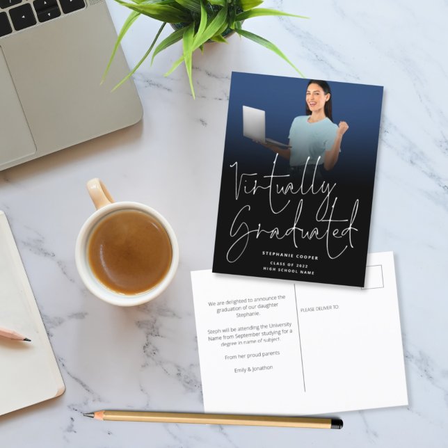 Virtuell abgestuftes Foto 2022 Abschluss Schwarz Ankündigungspostkarte (Von Creator hochgeladen)