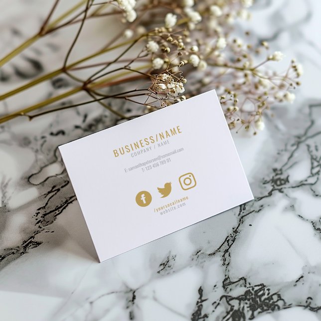 Visitenkarte für muffige weiße und goldene soziale (White business card with gold text, minimalist contact details, and social media icons.)