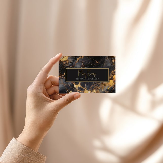 Visitenkarte mit Gold-Marmor-Effekt (Black marble business card with gold script and elegant frame.)
