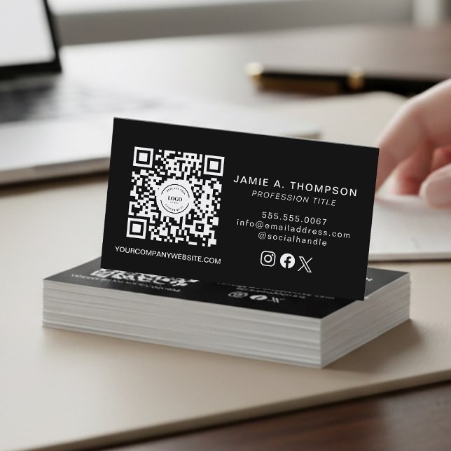 Visitenkarte mit QR-Code Schwarzes modernes Logo (Customizable logo, QR code, social media handle, website, contact info black business card.)