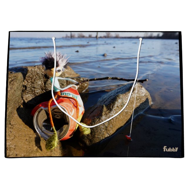Vissende Fubby op een blikje aan de waterkant. Große Geschenktüte (Vorderseite)