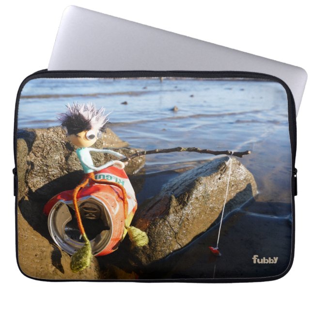 Vissende Fubby op een blikje aan de waterkant. Laptopschutzhülle (Vorderseite)