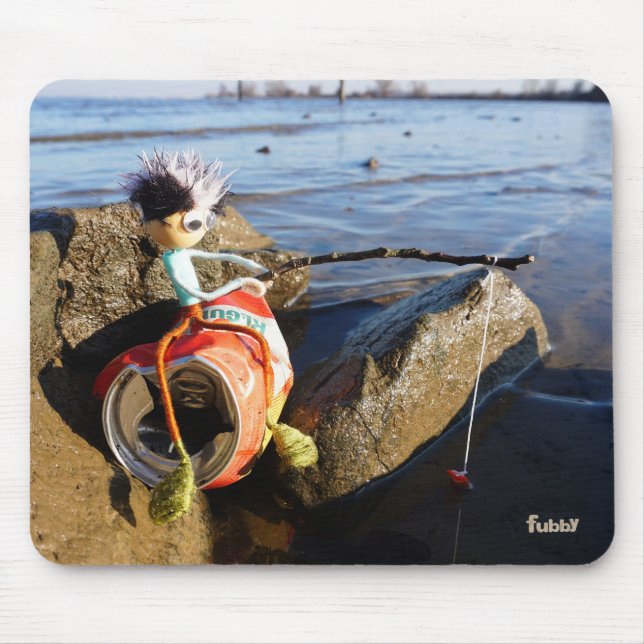 Vissende Fubby op een blikje aan de waterkant. Mousepad (Vorne)