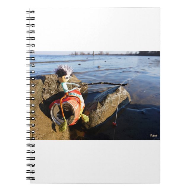 Vissende Fubby op een blikje aan de waterkant. Notizblock (Vorderseite)