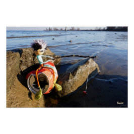 Vissende Fubby op een blikje aan de waterkant. Poster