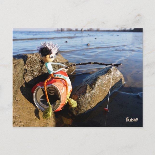 Vissende Fubby op een blikje aan de waterkant. Postkarte (Vorderseite)