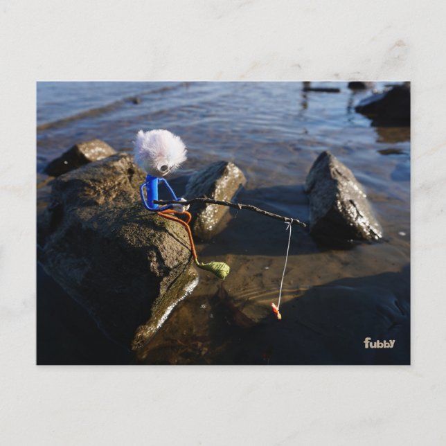 Vissende Fubby op een steen. Postkarte (Vorderseite)