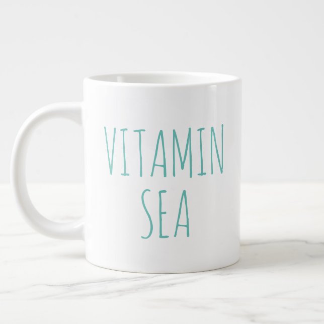 "Vitamin Sea" Einfaches modernes Bauernhaus Jumbo-Tasse (Links)