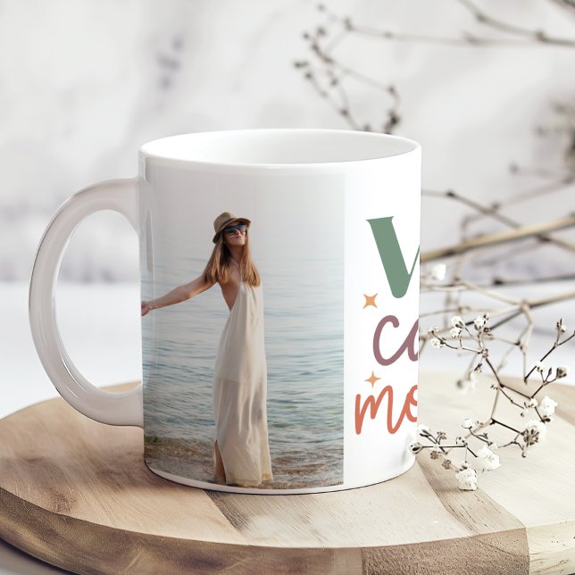 "Vive Cada Momento" 2 Benutzerdefinierte Foto Insp Kaffeetasse ("Vive Cada Momento" 2 Custom Photos Inspirational Coffee Mug on a boho table with tiny flowers.)