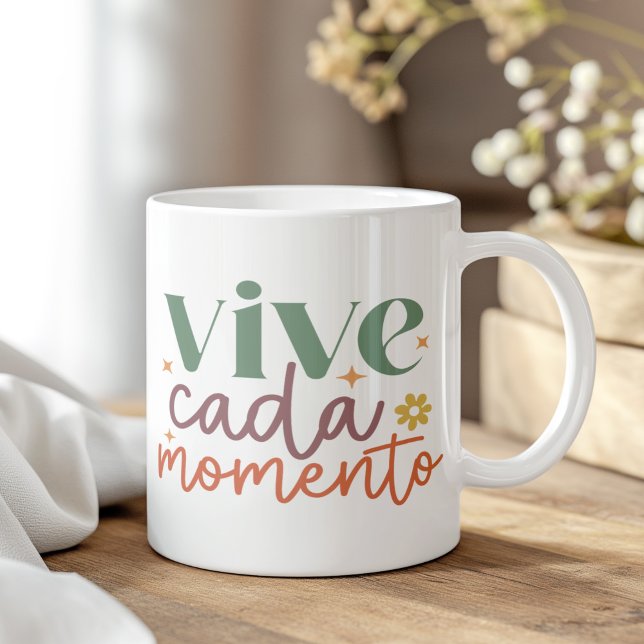 "Vive Cada Momento" Inspiration Zitat Kaffeetasse ("Vive Cada Momento" Inspirational Quote Coffee Mug on a boho wooden table.)