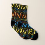 Vivien Socken<br><div class="desc">Vivien. Zeigen und tragen Sie diesen beliebten schönen männlichen Vornamen, der als bunte Wortwolke aus horizontaler und vertikaler, kursiver Handschrift in verschiedenen Größen und bezaubernden frischen Farben entworfen wurde. Tragen Sie Ihren positiven französischen Namen oder zeigen Sie der Welt, wen Sie Liebe oder Verehrung. Mit diesem Soft-Text-Kunstwerk zu vereinen ist...</div>