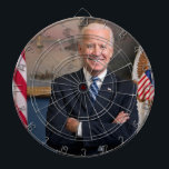 Vizepräsident Joe Biden während der Präsidentschaf Dartscheibe<br><div class="desc">Das Foto erfasst einen Augenblick, bevor der designierte Präsident Joe Biden zum Vizepräsidenten der Vereinigten Staaten ernannt hat. Sonnenlicht strömt durch ein Fenster und wirft ein warmes Licht auf die Figur eines Biden, der sicher in der Mitte des Rahmens stehend ist. Seine Arme werden überquert, eine Geste, die sowohl Autorität...</div>