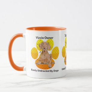 Vizsla-Besitzer leicht von Hunden abgelenkt Tasse