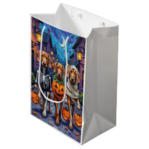 Vizsla-Hunde beim Trick-or-Treat in Halloween-Kost Mittlere Geschenktüte