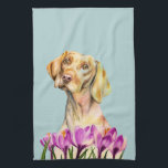 Vizsla Hunde-und Krokus-BlumeWatercolor Geschirrtuch<br><div class="desc">Dieses ist eine Aquarellmalerei eines vizsla Hundes mit den langen schlaffen Ohren, die etwas ihren Kopf tiltling sind. Sie hat einen ätherischen Blick mit weichen Augen. Sie ist hinter Krokus-Blumen.</div>