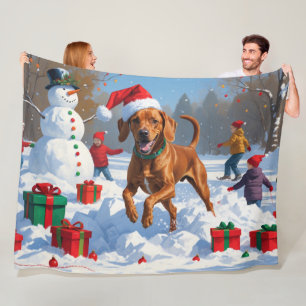 Vizsla läuft im Schnee mit Weihnachtsmütze Fleecedecke