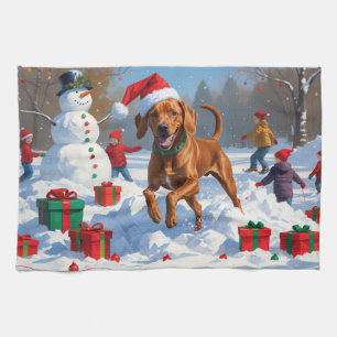 Vizsla läuft im Schnee mit Weihnachtsmütze Geschirrtuch