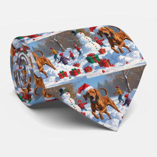 Vizsla läuft im Schnee mit Weihnachtsmütze Krawatte
