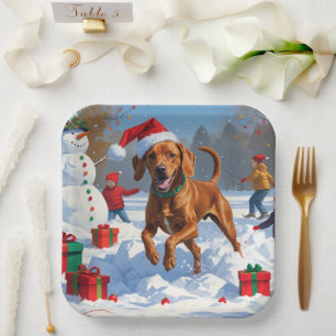 Vizsla läuft im Schnee mit Weihnachtsmütze Pappteller