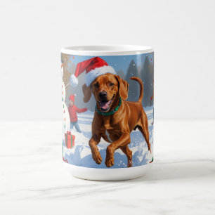 Vizsla läuft in Snow mit Weihnachtshut Kaffeetasse