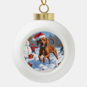 Vizsla läuft in Snow mit Weihnachtshut Keramik Kugel-Ornament
