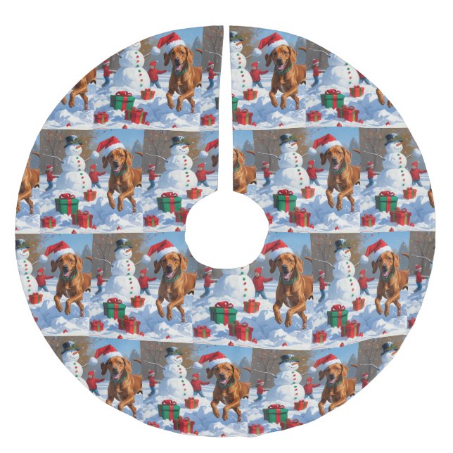 Vizsla läuft in Snow mit Weihnachtshut Polyester Weihnachtsbaumdecke (Vorderseite)