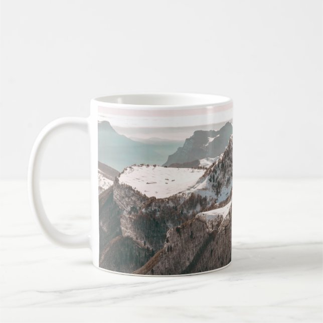 VOD-AUGEN-ANSICHT DES SCHNEES ÜBERDECKTER BERG UNT KAFFEETASSE (Links)