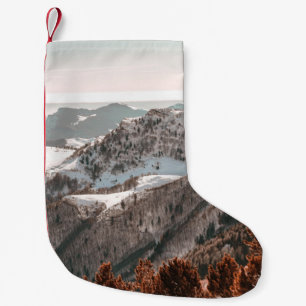 VOD-AUGEN-ANSICHT DES SCHNEES ÜBERDECKTER BERG UNT KLEINER WEIHNACHTSSTRUMPF