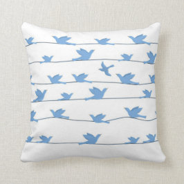 Vögel auf einem Draht, Silhouette im Blau Kissen