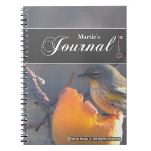 Vogel auf einem halb gegessen Apple Journal Notizblock