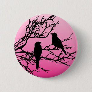 Vögel auf einem Zweig, schwarz gegen Morgenrot Button
