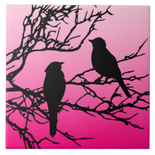 Vögel auf einem Zweig, schwarz gegen Morgenrot Fliese