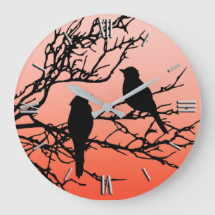 Vögel auf einer Niederlassung, schwarz gegen Große Wanduhr