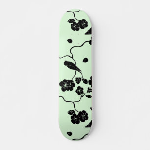 Vögel auf Kirschblüten Schwarz auf Minzgrün Skateboard