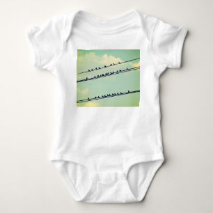 Vögel auf Leitungen, vintage blauer Himmel. Baby Strampler