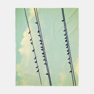Vögel auf Leitungen, vintage blauer Himmel. Fleecedecke
